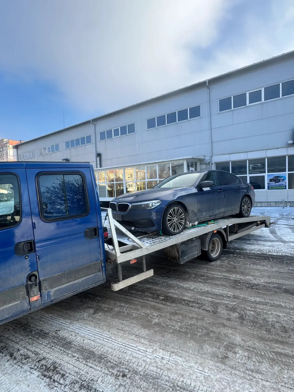 Перевозка новых и поврежденных машин на платформе